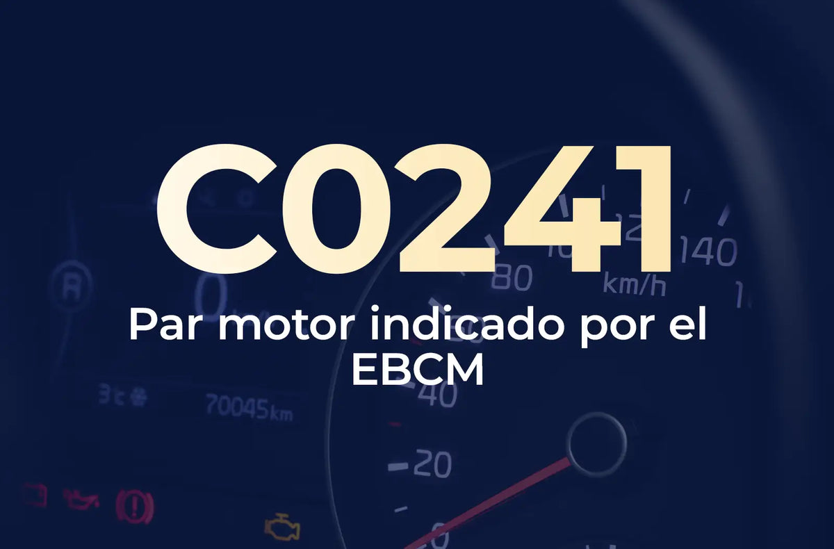 Muestra el código C0241 en amarillo y el texto "Par motor indicado por el EBCM" en blanco, sobre el fondo azul desenfocado del tablero del vehículo.