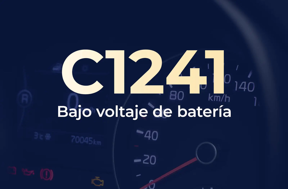 Muestra el código C1214 en amarillo y el texto "Fallo del sensor de ángulo de dirección" en blanco, sobre el fondo azul desenfocado del tablero del vehículo.