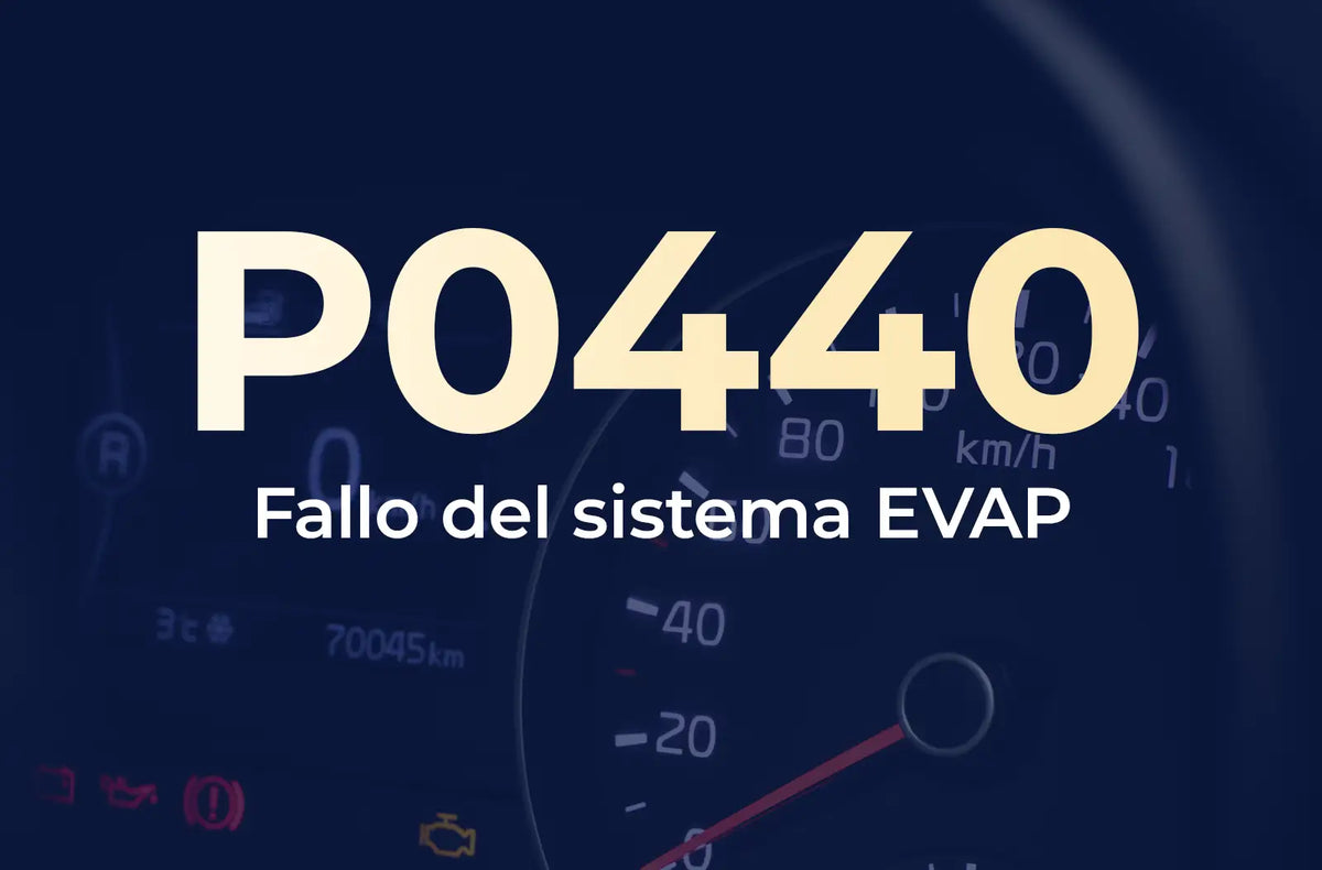 Muestra el código P0440 en amarillo y el texto "Fallo del sistema EVAP" en blanco, sobre el fondo azul desenfocado del tablero del vehículo.