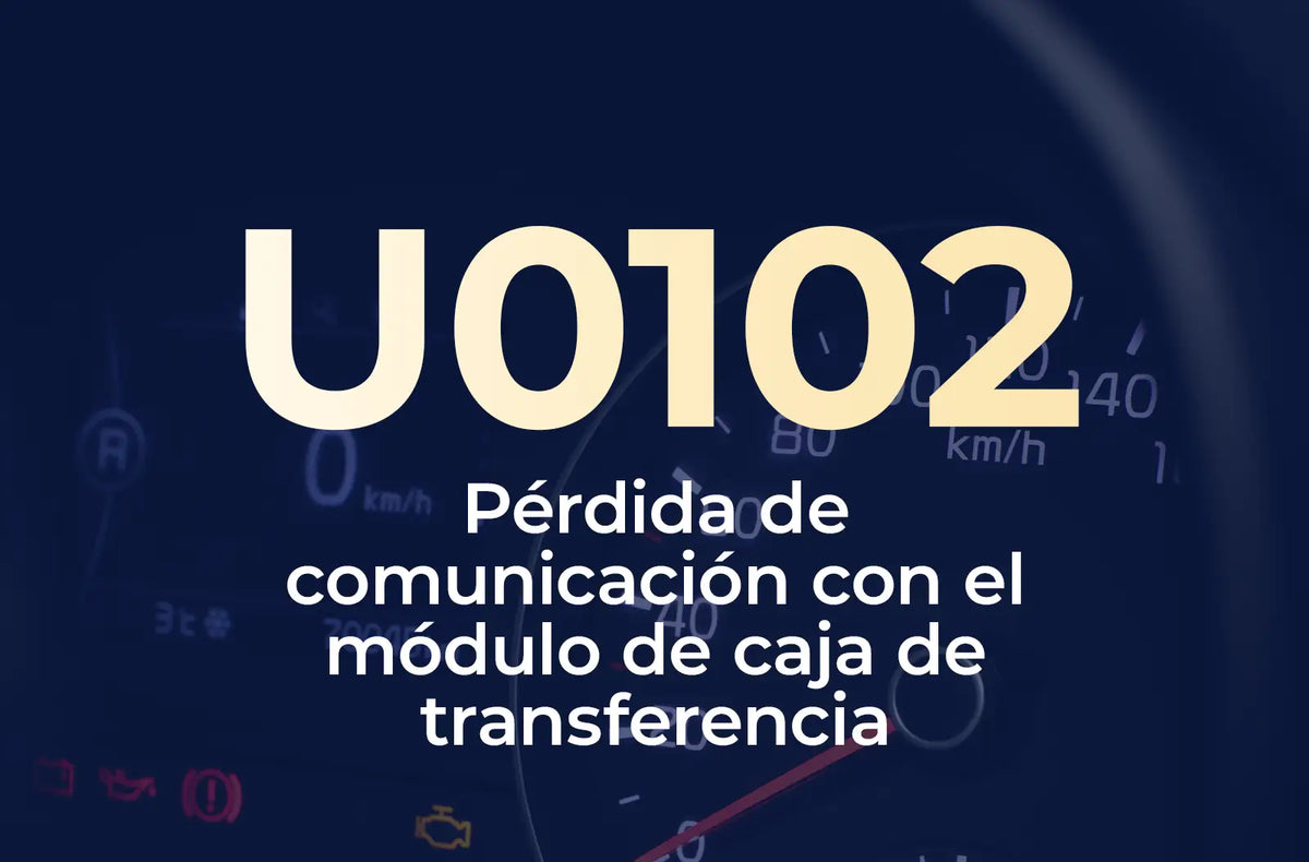 Muestra el código U0102 en amarillo y el texto "Pérdida de comunicación con el módulo de caja de transferencia" en blanco, sobre el fondo azul desenfocado del tablero.