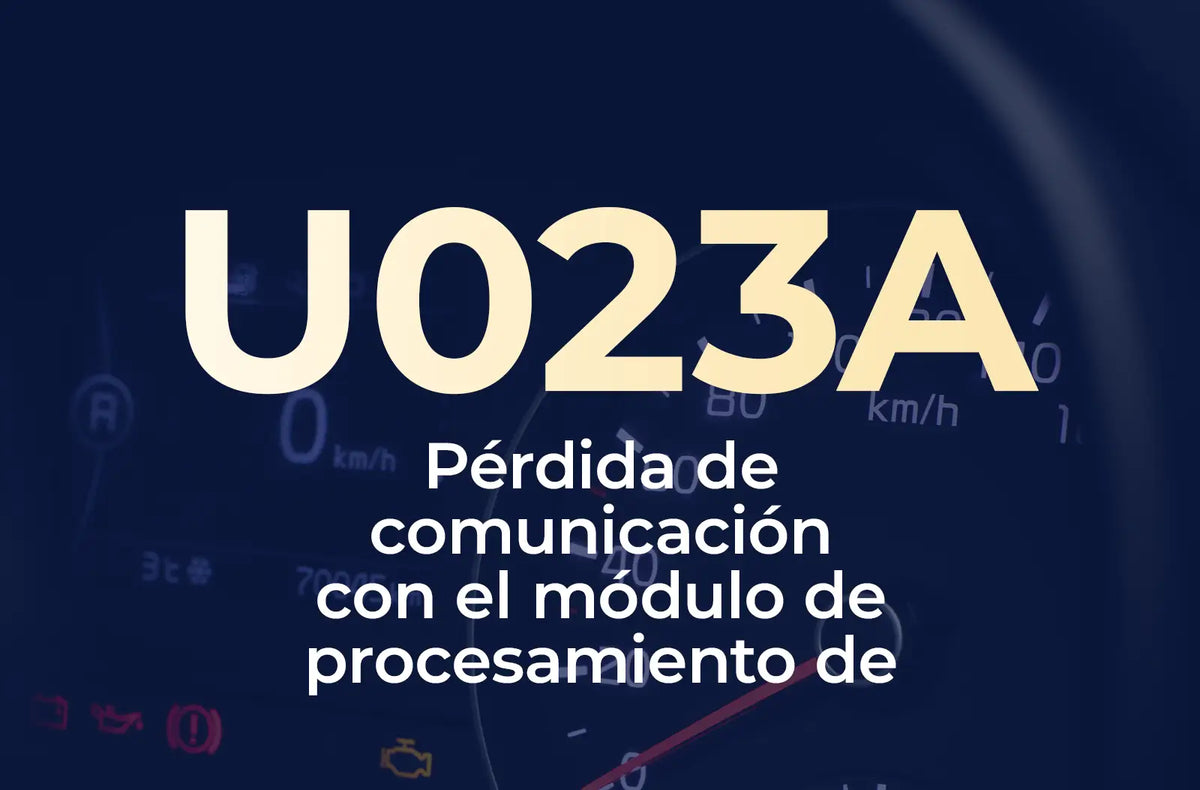 Muestra el código U023A en amarillo y el texto "Pérdida de comunicación con el módulo de procesamiento de..." en blanco, sobre el fondo azul desenfocado del tablero del vehículo.