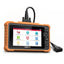 Una tableta de diagnóstico LAUNCH CRP 919 Advanced con una resistente carcasa protectora naranja y negra y una pantalla táctil a color. Incluye un cable negro grueso conectado a un conector OBD II estándar de 16 pines para la comunicación con el vehículo.