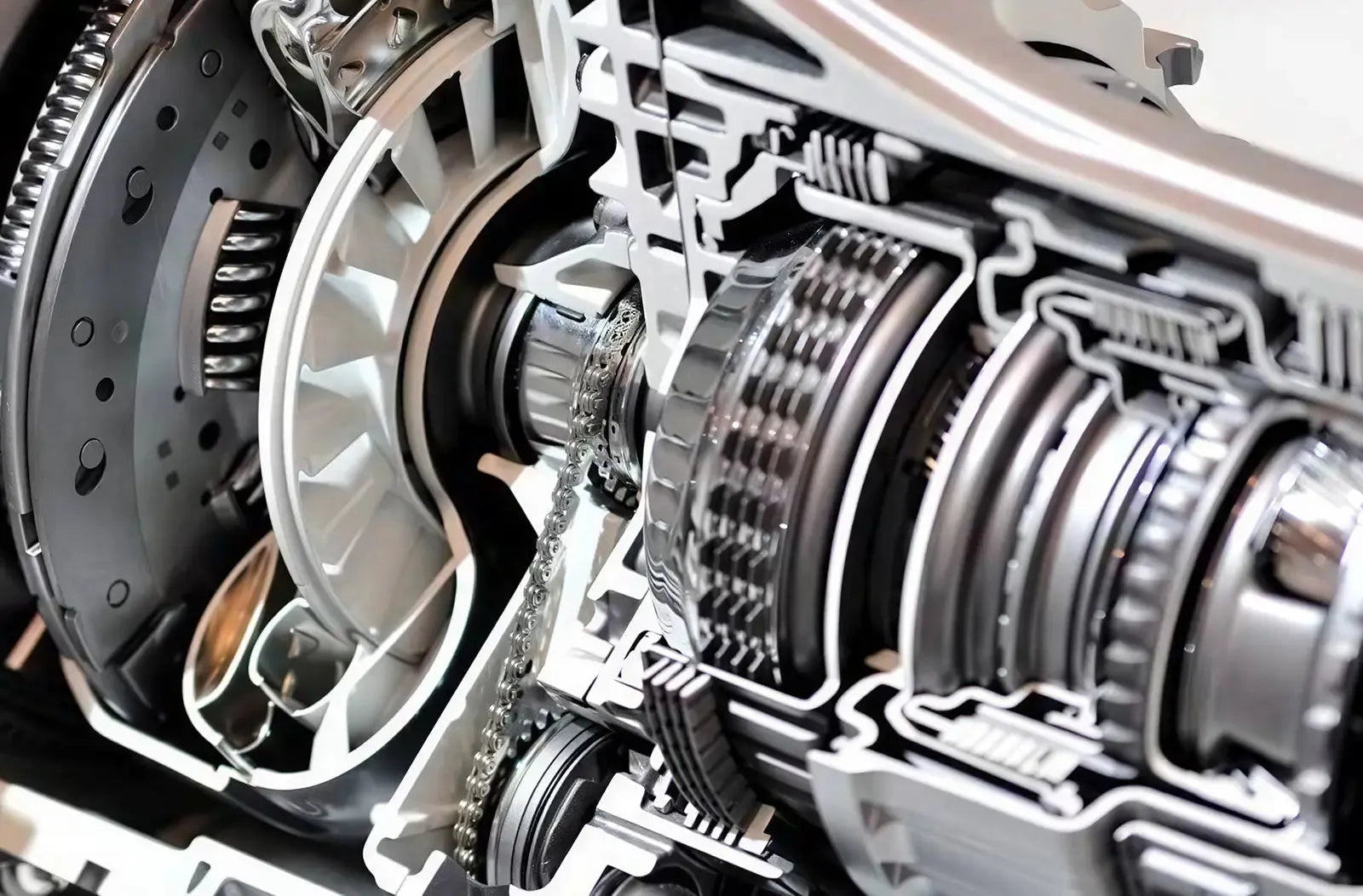 Muestra la mano de un técnico comprobando los niveles de líquido con una varilla medidora sobre el compartimento abierto del motor, junto a una tableta de diagnóstico automotriz profesional que muestra gráficos en tiempo real.