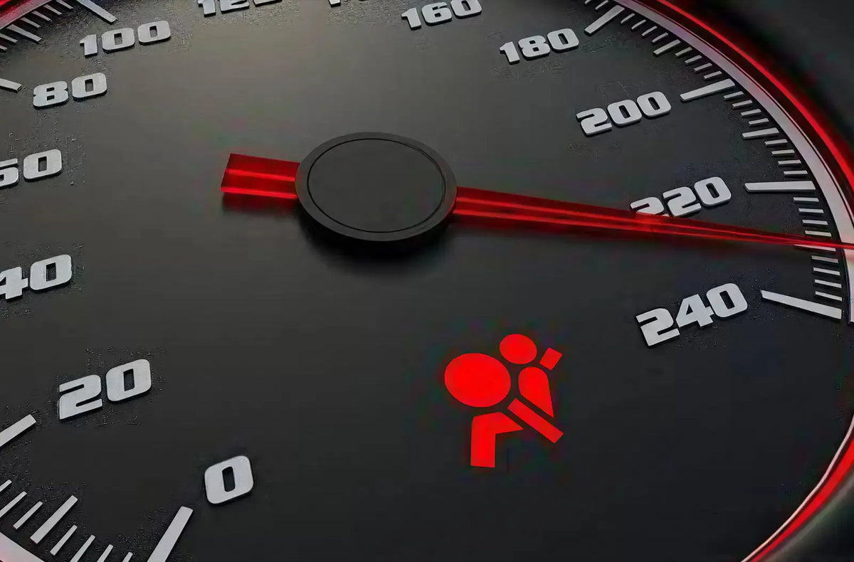 Muestra la brillante pantalla del cuadro de instrumentos digital de un coche moderno iluminada de noche, completamente llena de varios testigos de diagnóstico amarillos y rojos.