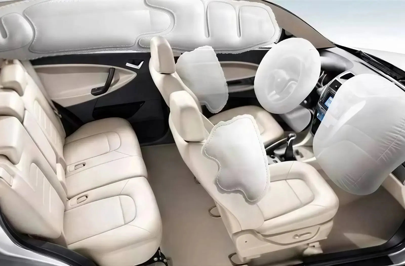 Muestra el interior de un vehículo tras una colisión, con el airbag blanco del lado del conductor totalmente desplegado y restos de residuos polvorientos sobre el volante y el salpicadero.