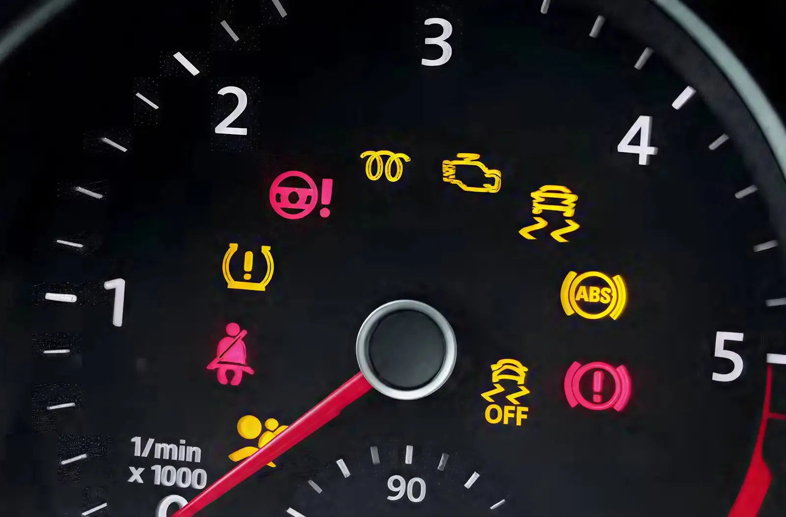 Muestra la brillante pantalla del cuadro de instrumentos digital de un coche moderno iluminada de noche, completamente llena de varios testigos de advertencia amarillos y rojos.