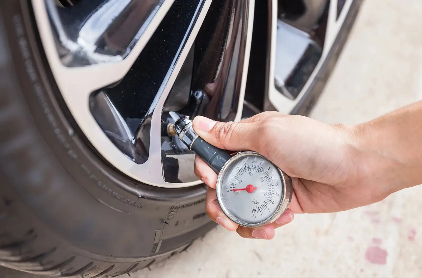El TPMS y las bajadas repentinas de temperatura: Solución a las -as estacionales de presión de neumáticos