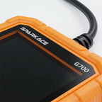 La imagen muestra un primer plano en plano detalle de la esquina superior derecha de un escáner automotriz con carcasa protectora de color naranja, donde se aprecia el marco negro de la pantalla con la marca SPARKACE y el modelo G700, además del cable negro de conexión que sale de la parte superior sobre un fondo claro.