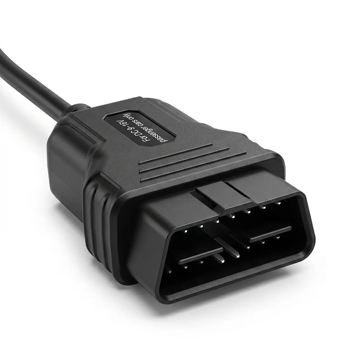 La imagen muestra un primer plano en plano detalle de un conector OBD2 de 16 pines de color negro con su cable, presentado sobre un fondo blanco aislado, en cuya carcasa de plástico se lee el texto grabado "For DC 9-16V passenger cars only".