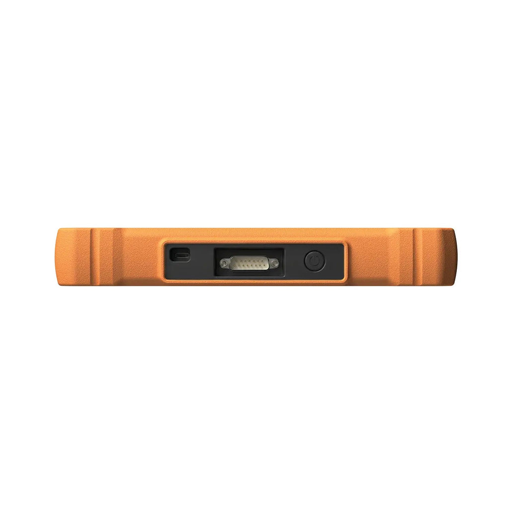 El borde superior de una resistente herramienta de diagnóstico naranja, con un puerto USB-C, un conector serie multipin y un botón de encendido circular negro. Los puertos están hundidos en la carcasa texturizada para proporcionar una protección adicional durante el uso.