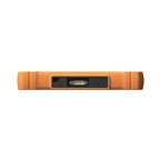 El borde superior de una resistente herramienta de diagnóstico naranja, con un puerto USB-C, un conector serie multipin y un botón de encendido circular negro. Los puertos están hundidos en la carcasa texturizada para proporcionar una protección adicional durante el uso.