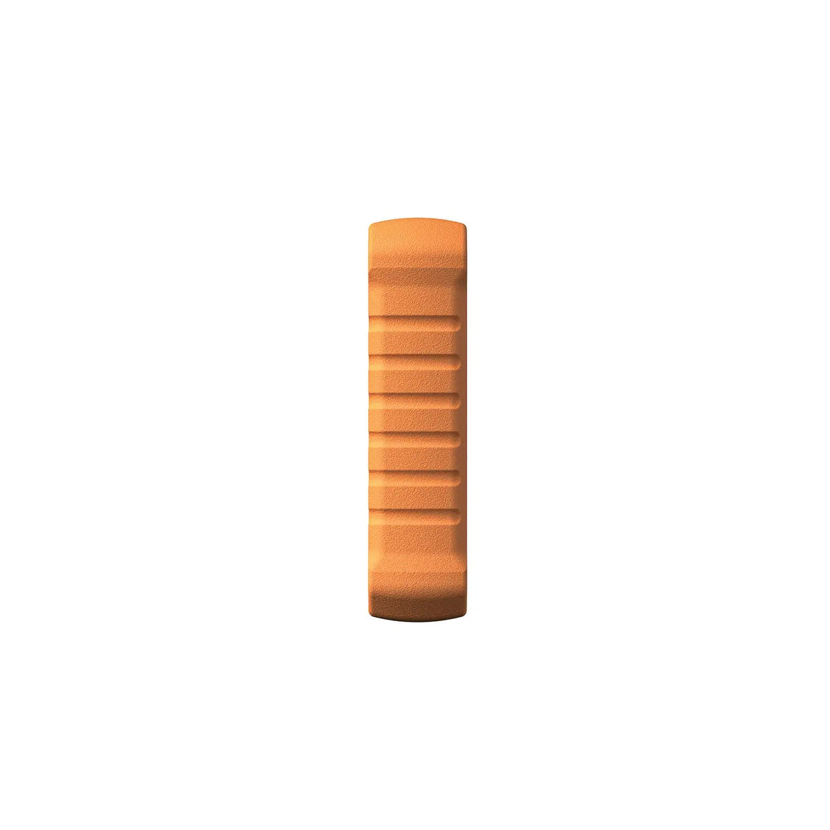 El perfil lateral de una resistente carcasa naranja, con una superficie texturizada y relieves horizontales que mejoran el agarre.